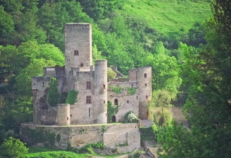 Le château de Belcastel, sauvé de la ruine